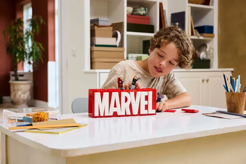 LEGO 76313 Logo MARVEL z minifigurkami zdjęcie 9