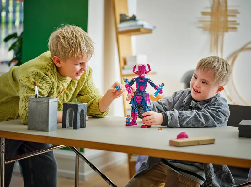 LEGO 76316 Figurka Fantastycznej Czwórki kontra Galactus zdjęcie 9
