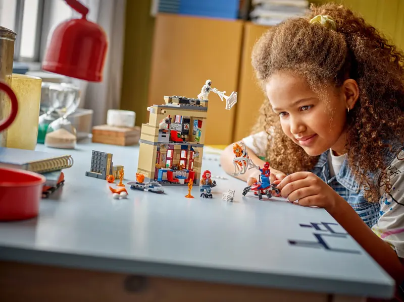 LEGO 76317 Mieszkanie Petera Parkera zdjęcie 4
