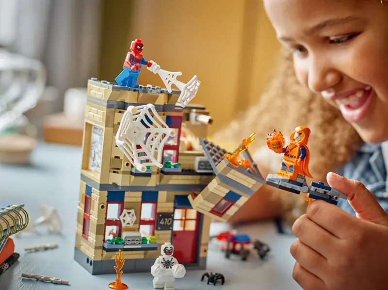 LEGO 76317 Mieszkanie Petera Parkera zdjęcie 5