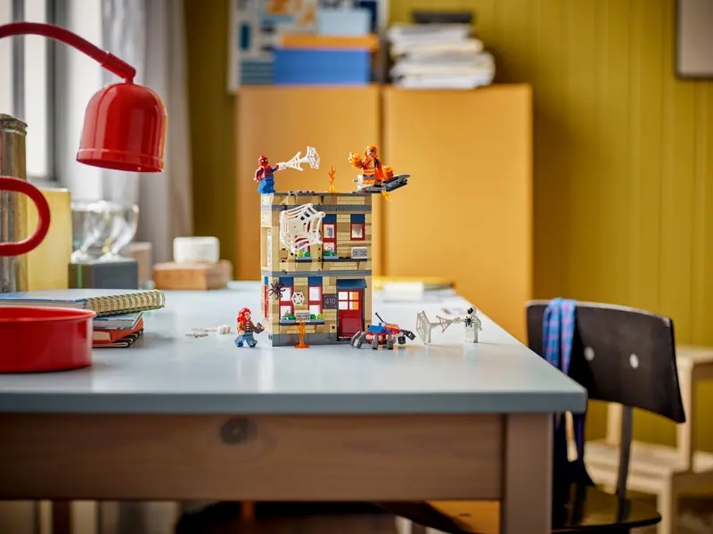 LEGO 76317 Mieszkanie Petera Parkera zdjęcie 6