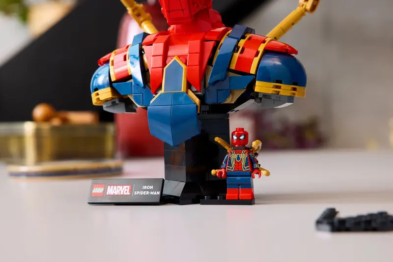 LEGO 76326 Popiersie Iron Spider-Mana zdjęcie 6