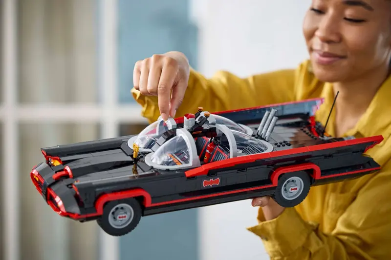 LEGO 76328 Klasyczny serial telewizyjny Batman - Batmobil zdjęcie 4