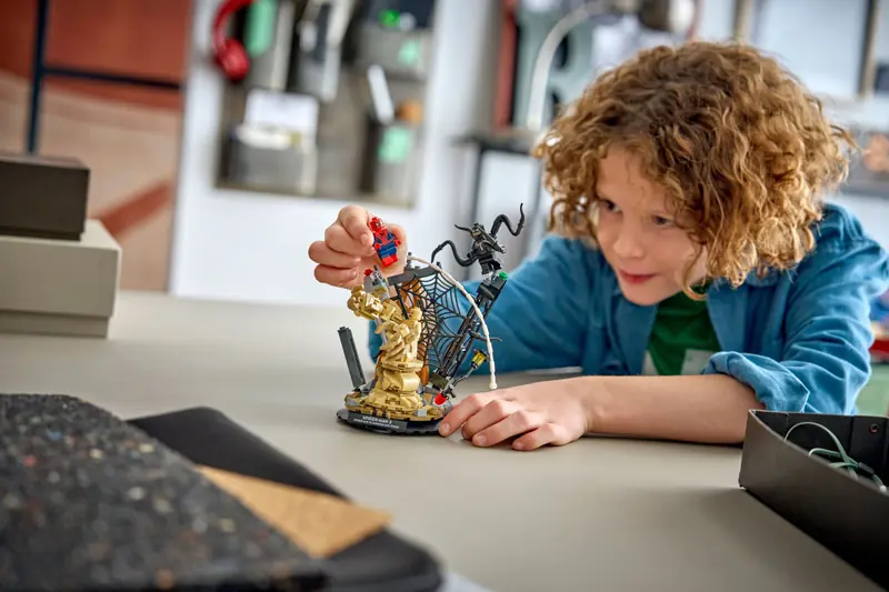 LEGO 76334 Epicka bitwa: Spider-Man kontra Sandman zdjęcie 13