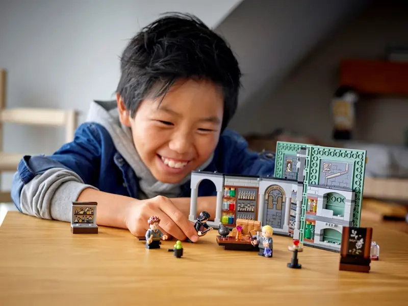 LEGO 76383 Chwile z Hogwartu: zajęcia z eliksirów zdjęcie 11