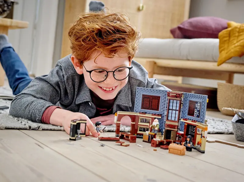 LEGO 76385 Chwile z Hogwartu: zajęcia z zaklęć i uroków zdjęcie 11