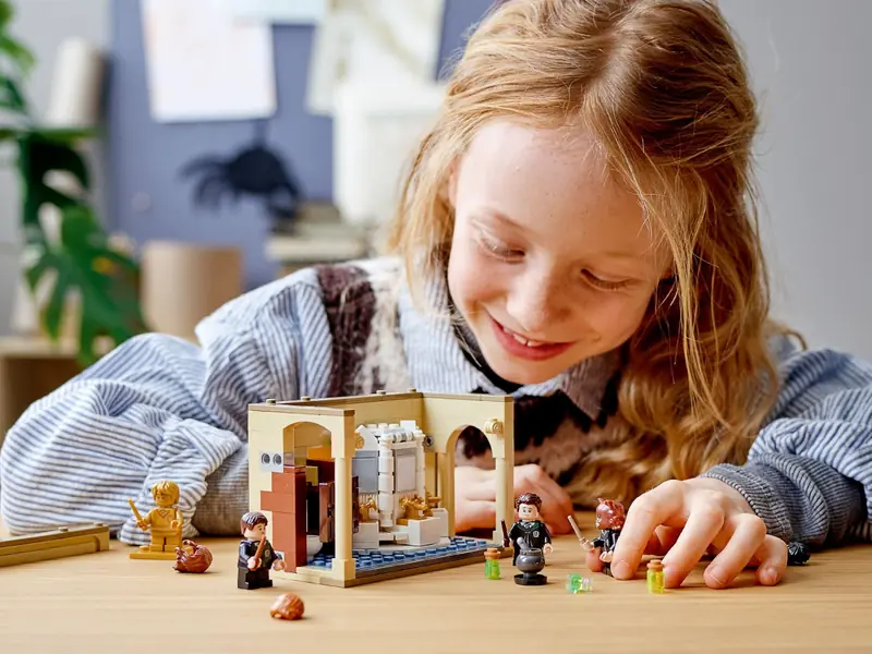 LEGO 76386 Hogwart: pomyłka z eliksirem wielosokowym zdjęcie 13