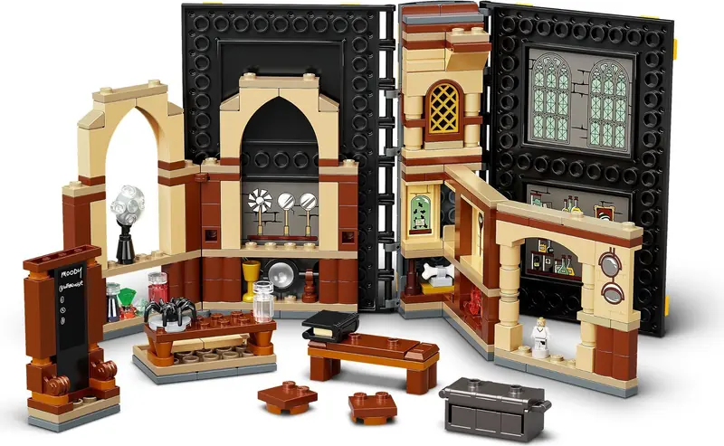 LEGO 76397 Chwile z Hogwartu: zajęcia z obrony przed czarną magią zdjęcie 8