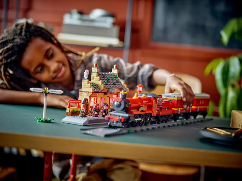 LEGO 76423 Ekspres do Hogwartu i stacja w Hogsmeade zdjęcie 8