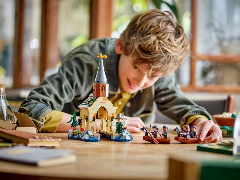 LEGO 76426 Dom na wodzie przy Hogwarcie zdjęcie 10