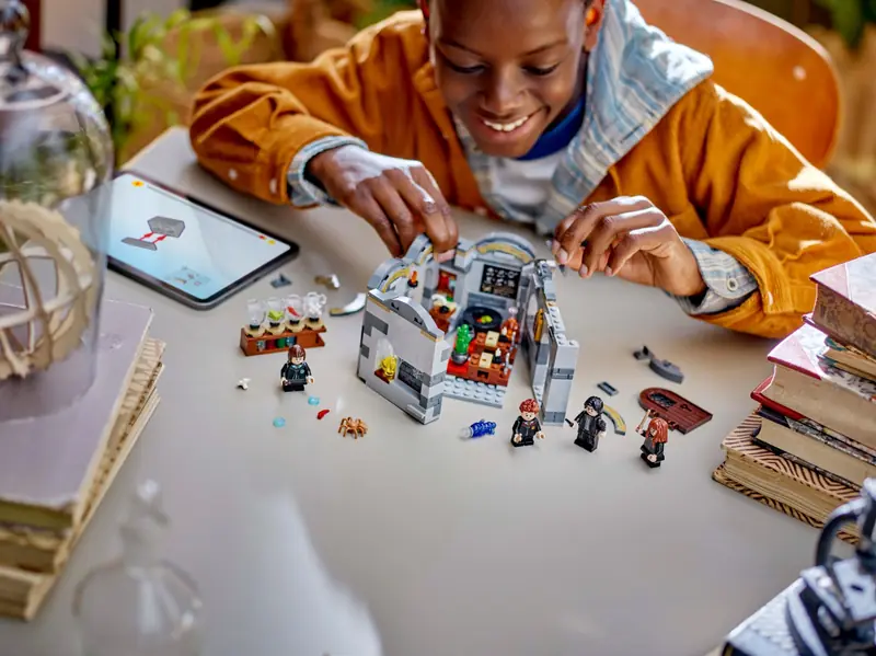 LEGO 76431 Zamek Hogwart: Zajęcia z eliksirów zdjęcie 7