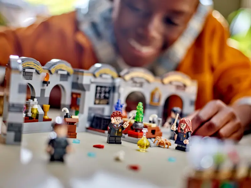 LEGO 76431 Zamek Hogwart: Zajęcia z eliksirów zdjęcie 9