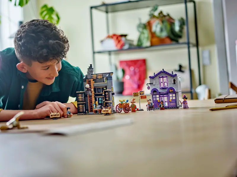 LEGO 76439 Sklepy Ollivandera i Madame Malkin zdjęcie 9