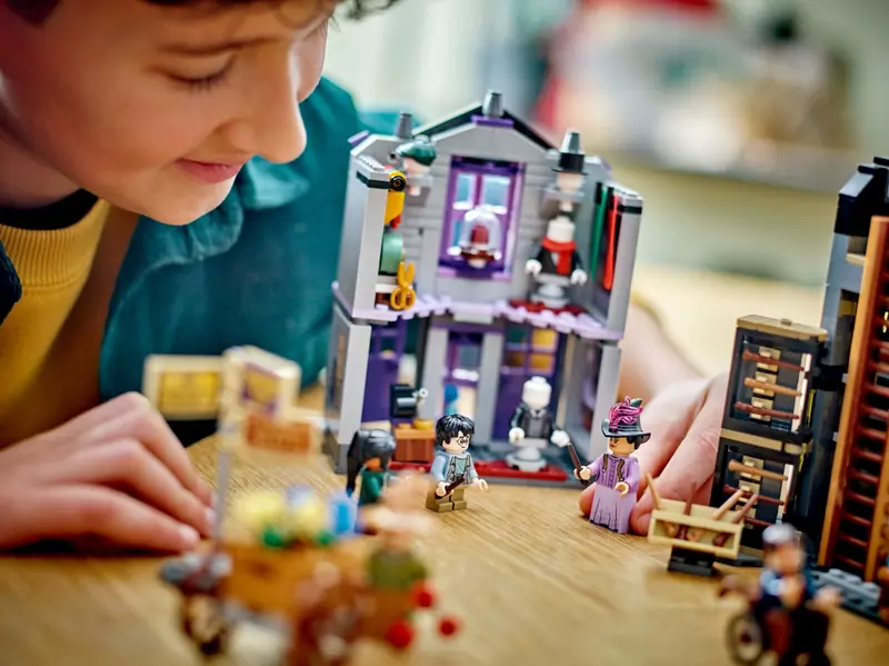 LEGO 76439 Sklepy Ollivandera i Madame Malkin zdjęcie 10
