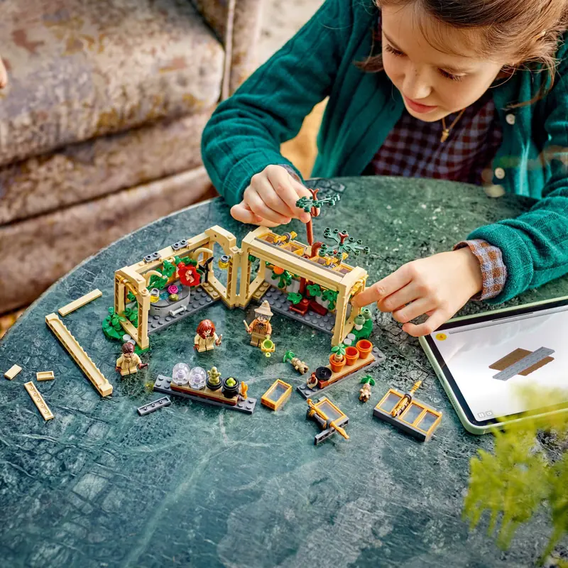 LEGO 76445 Zamek Hogwart: zajęcia z zielarstwa zdjęcie 8