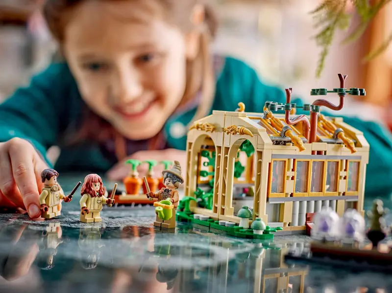 LEGO 76445 Zamek Hogwart: zajęcia z zielarstwa zdjęcie 9