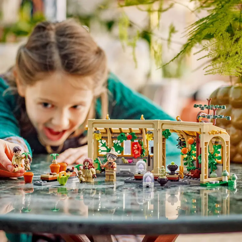 LEGO 76445 Zamek Hogwart: zajęcia z zielarstwa zdjęcie 10