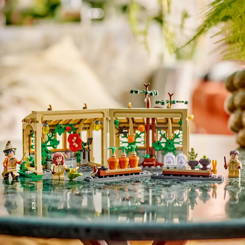 LEGO 76445 Zamek Hogwart: zajęcia z zielarstwa zdjęcie 11