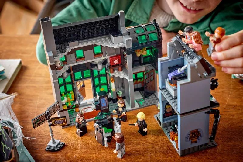 LEGO 76471 Magiczne sklepy na ulicy Śmiertelnego Nokturnu zdjęcie 13