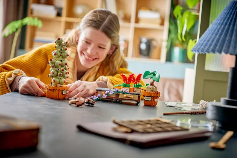 LEGO 76474 Rośliny z lekcji zielarstwa w Hogwarcie zdjęcie 10