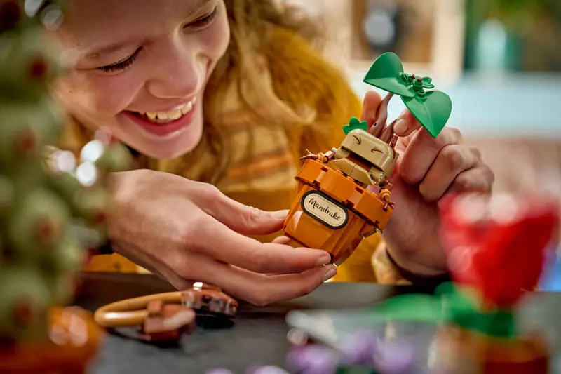 LEGO 76474 Rośliny z lekcji zielarstwa w Hogwarcie zdjęcie 11