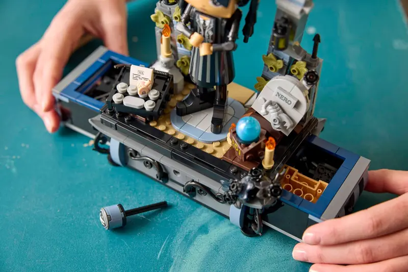LEGO 76780 Figurka Wednesday Addams zdjęcie 8