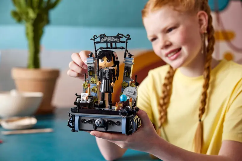 LEGO 76780 Figurka Wednesday Addams zdjęcie 9