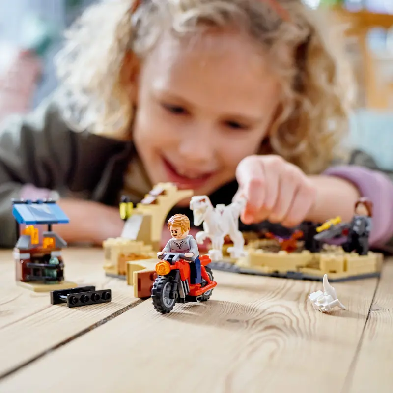 LEGO 76945 Atrociraptor: pościg na motocyklu zdjęcie 8