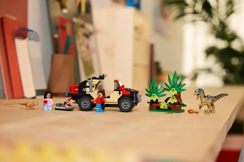 LEGO 76972 Ucieczka terenówką przed raptorem zdjęcie 6