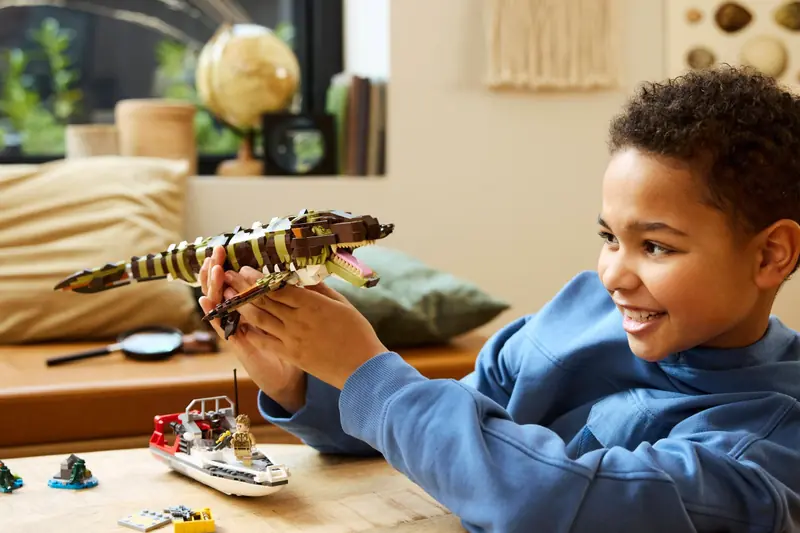 LEGO 76974 Misja na łodzi i model mozazaura zdjęcie 4