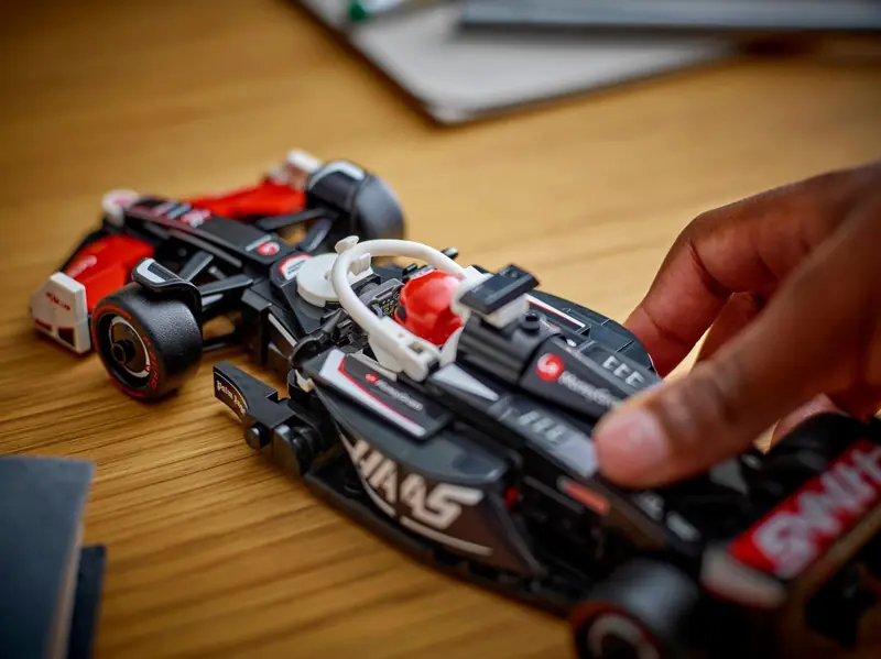 LEGO 77250 Bolid F1 MoneyGram Haas Team VF-24 zdjęcie 7