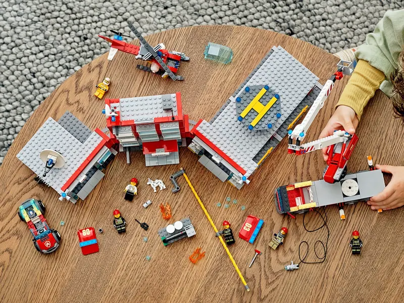 LEGO 77944 Remiza strażacka - kwatera główna zdjęcie 10